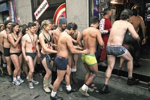 2012年1月3日西班牙商店创意促销 民众半裸免费拿新衣(2025-1-3已更新)