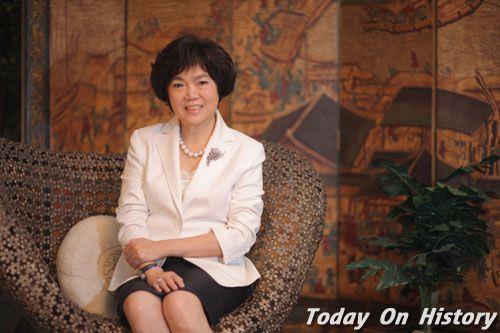 1949年1月17日香港企业家、作家梁凤仪出生(2026-1-17已更新)