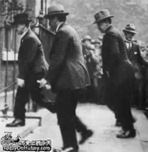1923年2月2日英国军队撤出，爱尔兰26个郡成立“自由邦”(2025-2-2已更新)