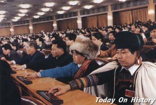 1993年3月15日八届全国人大一次会议在京举行(2025-3-15已更新)