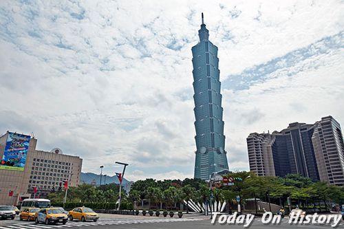 台北101最高点之吊车因为地震堕落地面