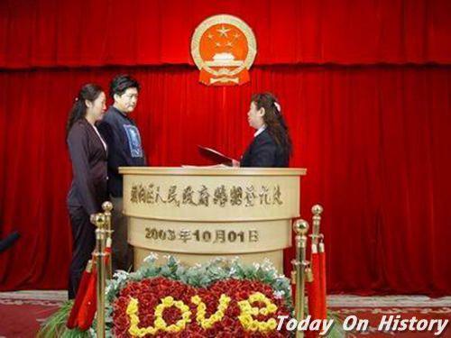 2003年10月1日新的《婚姻登记条例》正式施行 婚检变自愿(2024-10-1已更新)