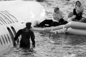 两客机在纽约上空相撞