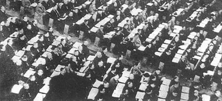 1946年12月25日国民大会通过《中华民国宪法》(2024-12-25已更新)