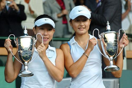 2006年7月9日郑洁、晏紫首次捧起温网女双冠军奖杯(2025-7-9已更新)