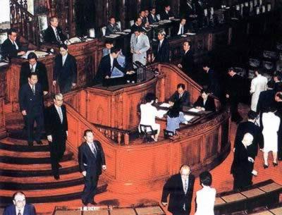 日本首相桥本龙太郎辞职