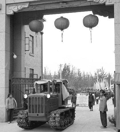 1958年7月20日中国自己制造的第一台拖拉机开出厂房(2024-7-20已更新)