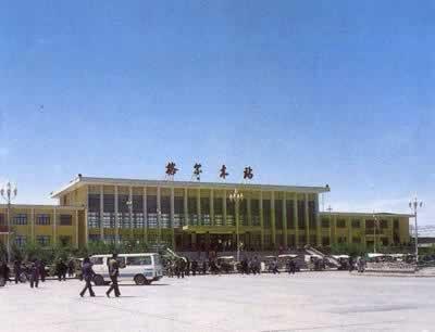 我国第一条高原铁路西宁至格尔木段交付使用