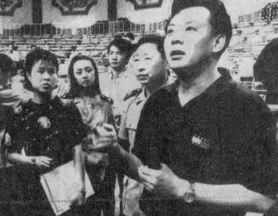 中央电视台举办抗洪赈灾义演