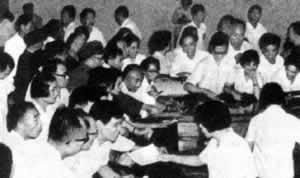 中共十二大召开?党中央不再设主席，只设总书记